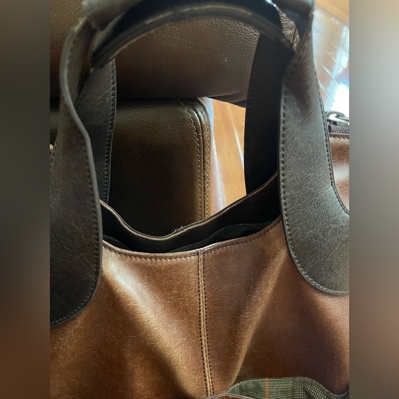 Matt and Nat - Very nice bag. Holds a lot! Some wear to the handles. - Picture 6 of 12